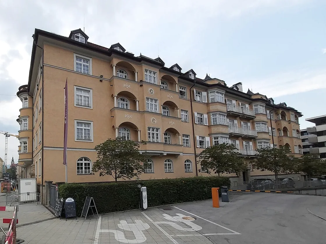Mehrgeschossiges Wohn- und Stadthaus mit vielen Fenstern und Einheiten